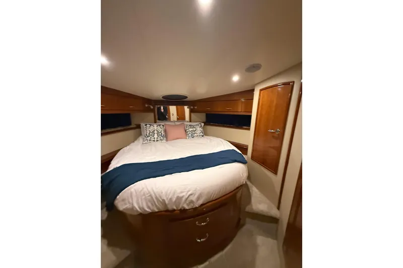 Orion Yacht Photos Pics Luxurious bedroom interior of 2004 Carver 460 Voyager yacht with cozy bedding.