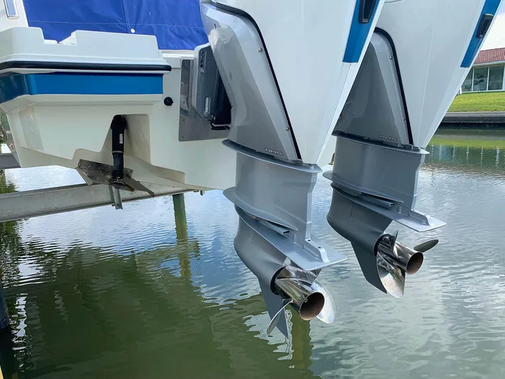  Yacht Photos Pics Hussar Skamander 920 Explorer MAX 2022 boat engines on water.