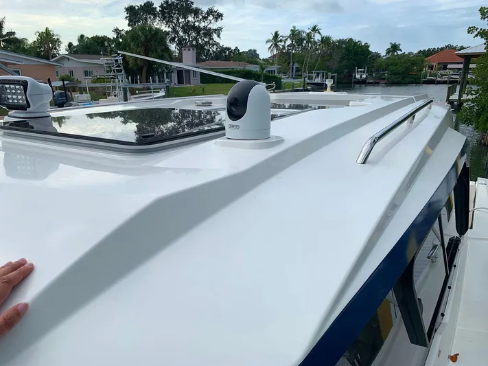  Yacht Photos Pics Hussar Skamander 920 Explorer MAX 2022 boat roof with camera and solar panel.