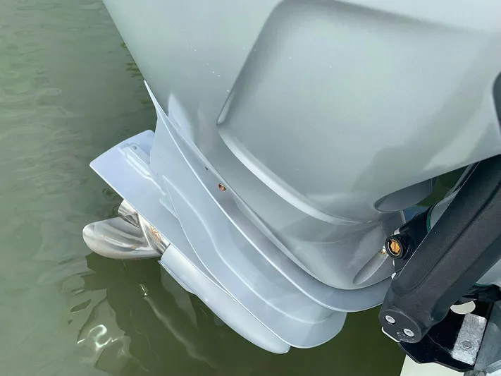  Yacht Photos Pics Close-up of 2022 Hussar Skamander 920 Explorer MAX boat motor in water.