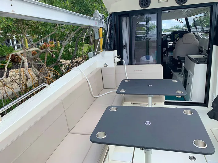  Yacht Photos Pics Interior of 2022 Hussar Skamander 920 Explorer MAX with seating and tables.