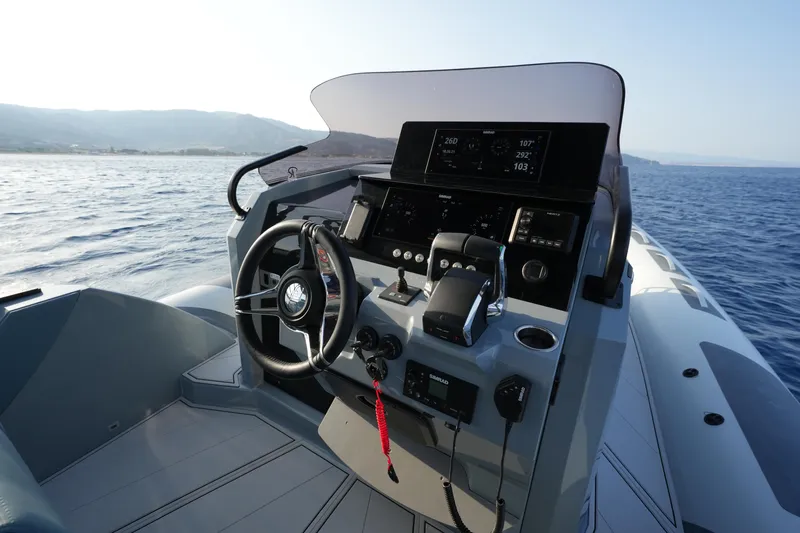  Yacht Photos Pics 2025 Ranieri Cayman 33 Executive boat dashboard on open water.