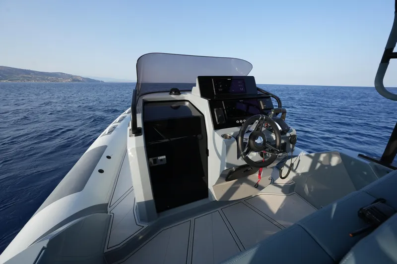  Yacht Photos Pics 2025 Ranieri Cayman 33 Executive boat dashboard on open sea.