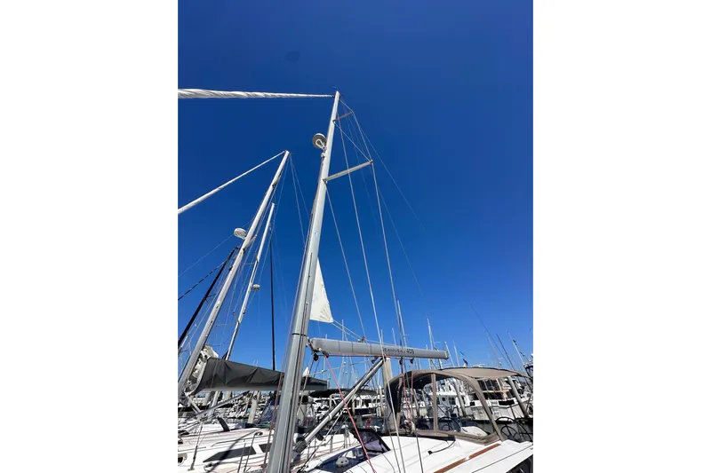 Jenni Yacht Photos Pics Jeanneau Sun Odyssey 409 sailboat mast against clear blue sky, 2015 model.