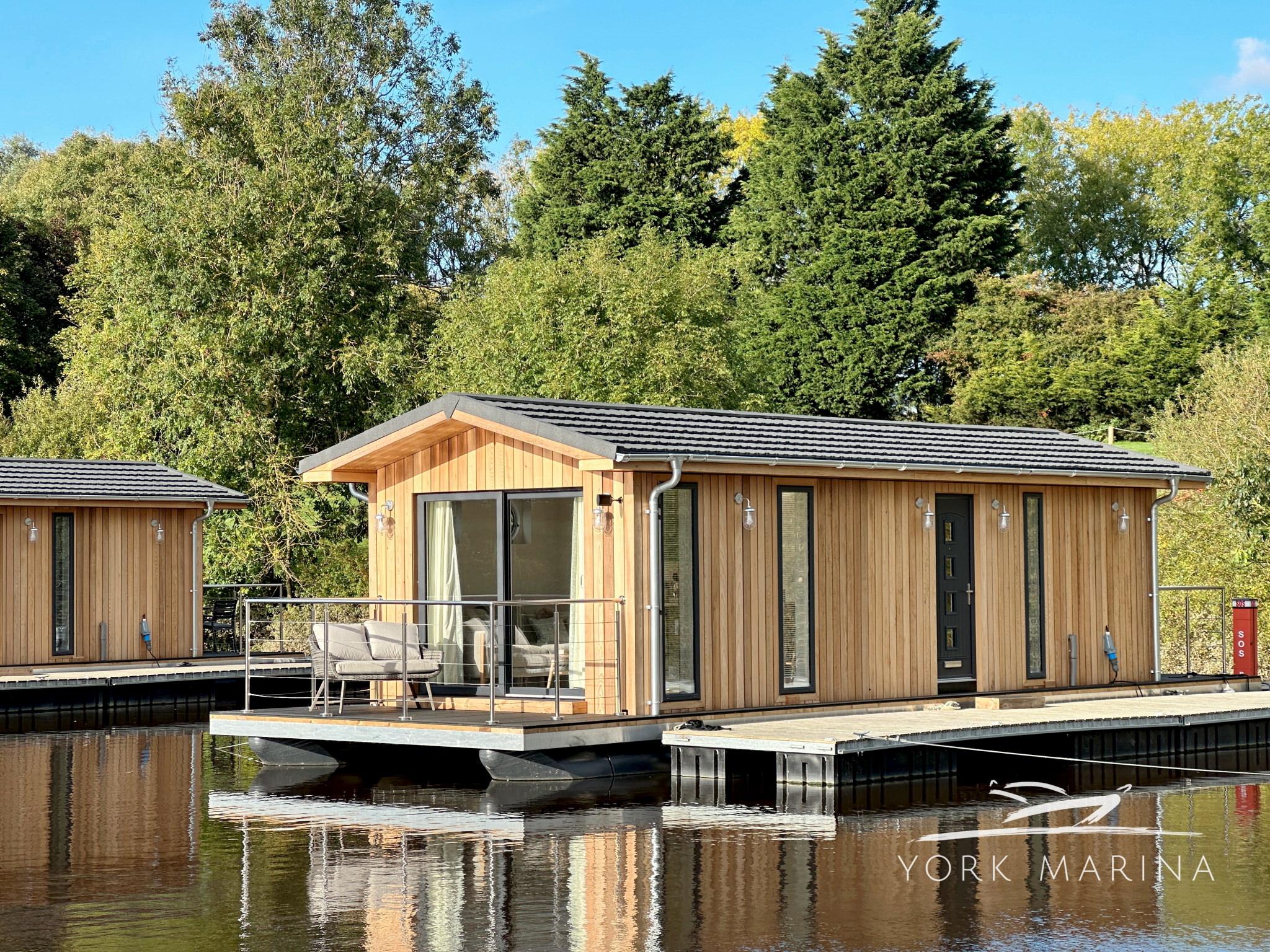 Custom Luxe Floating Lodge Holidays 10m 2025, Hausboote North