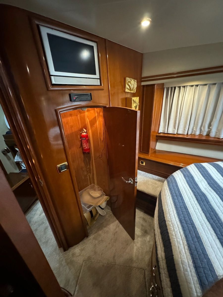 2004 Carver 56 