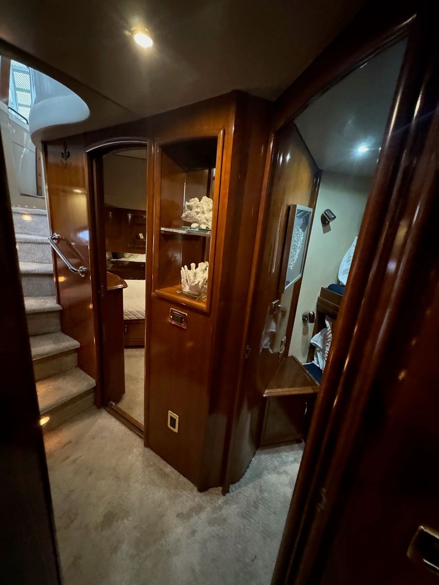 2004 Carver 56 