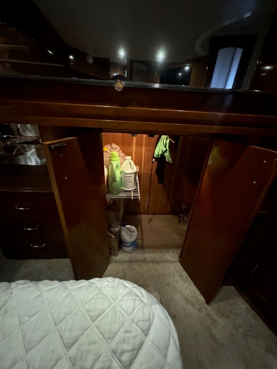 2004 Carver 56 