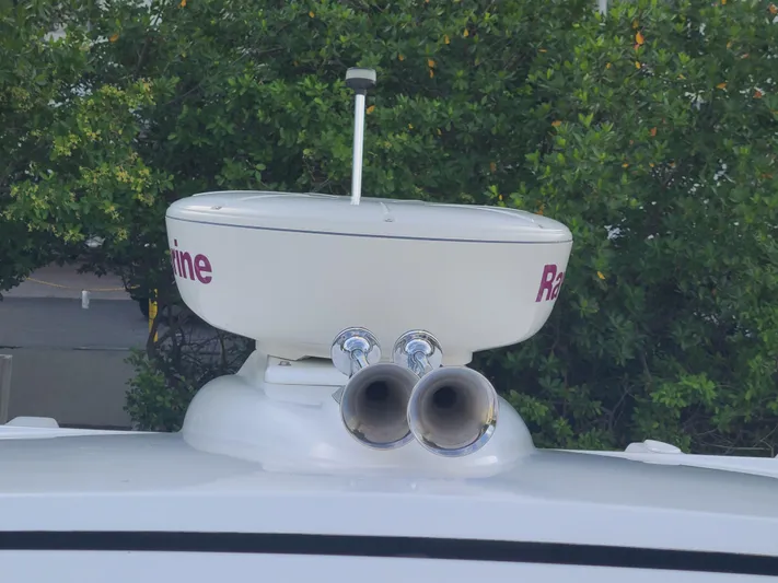 Yacht Photos Pics Radar and horns on a 2007 Formula 45 Yacht.
