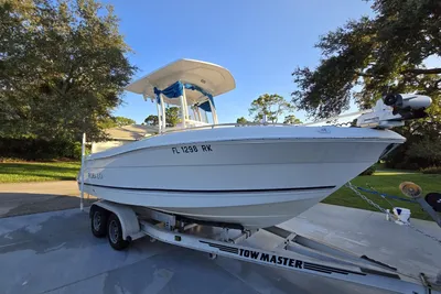 Robalo R222 Center Console