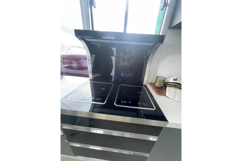  Yacht Photos Pics Modern kitchen stove on 2025 ALLHOUSE HB-1250 houseboat, featuring sleek induction cooktop.