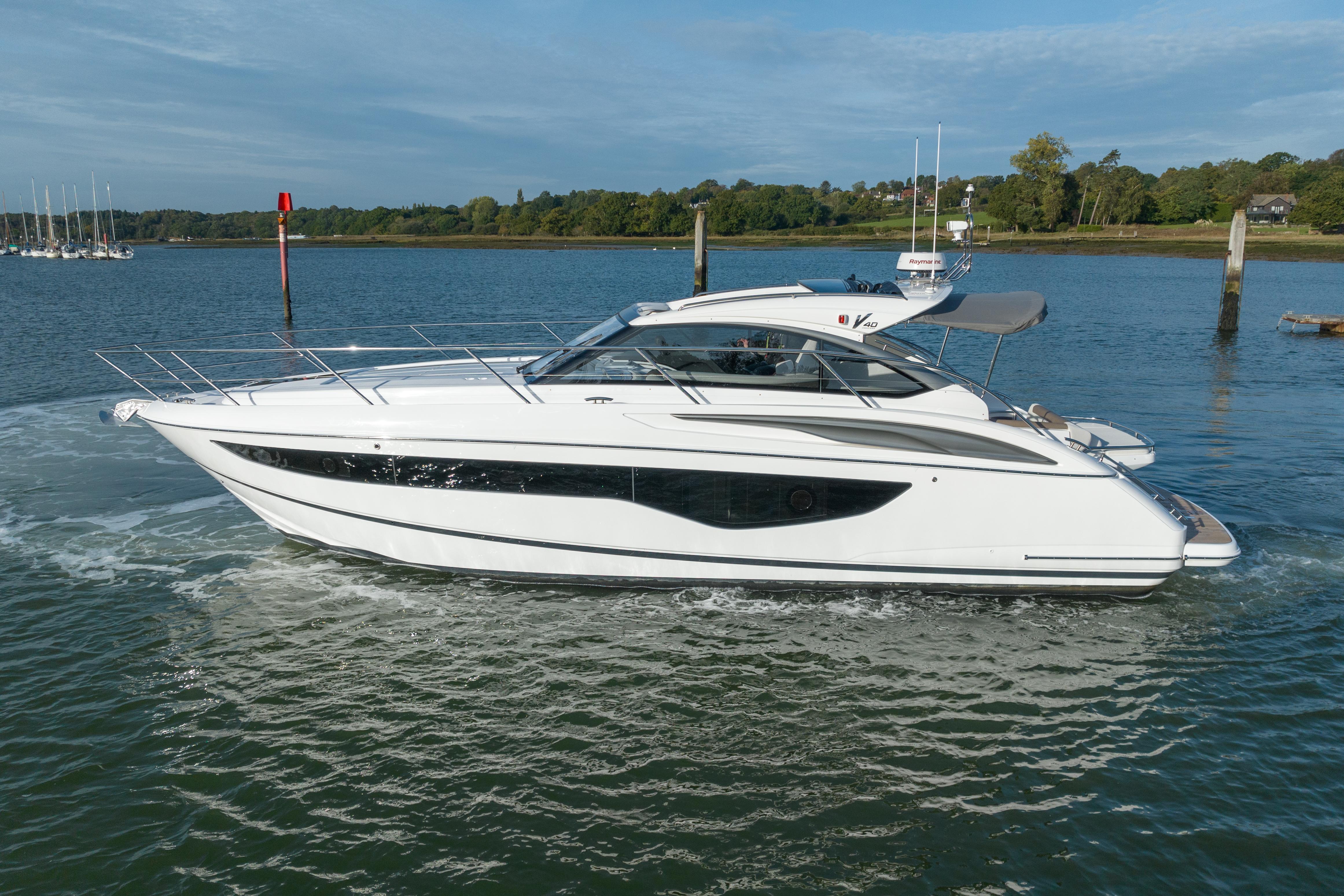 2024 Princess V40 Sportscruiser Til Salg- YachtWorld