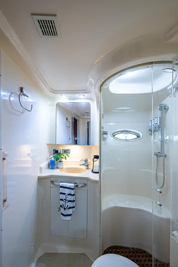 Nauti Buoy Yacht Photos Pics Luxurious bathroom in 2002 Sea Ray 510 Sundancer yacht with modern fixtures.