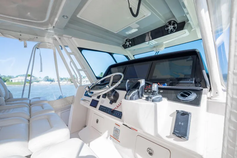 4 Reels Yacht Photos Pics Interior of 2021 Grady-White Canyon 456 boat with modern helm and navigation system.