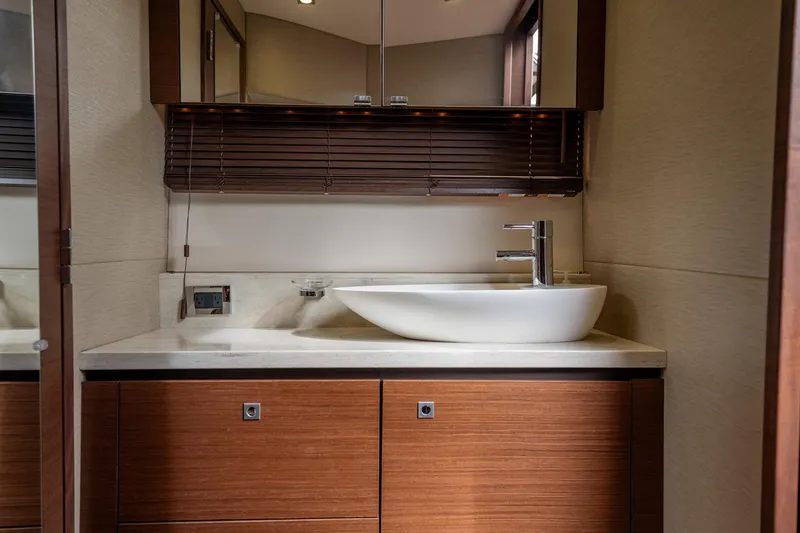 Sol E Mar IV Yacht Photos Pics Luxurious bathroom interior of 2015 Sea Ray 510 Sundancer yacht.