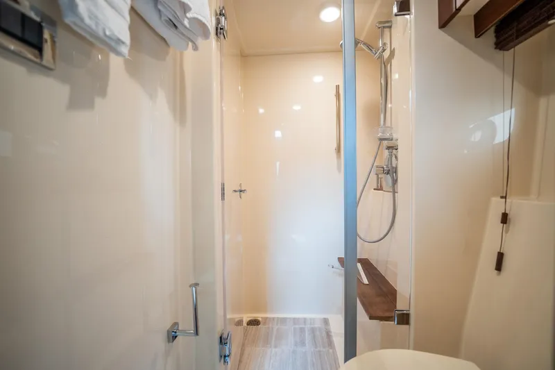 Sol E Mar IV Yacht Photos Pics Luxurious bathroom in 2015 Sea Ray 510 Sundancer yacht with modern shower.