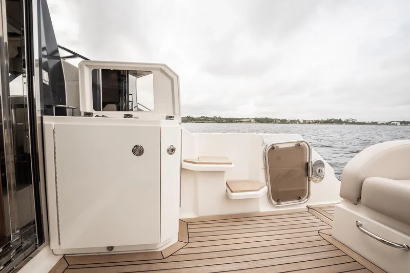 Sol E Mar IV Yacht Photos Pics 2015 Sea Ray 510 Sundancer yacht deck with seating and water view.