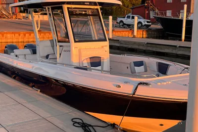 Robalo R272 Center Console