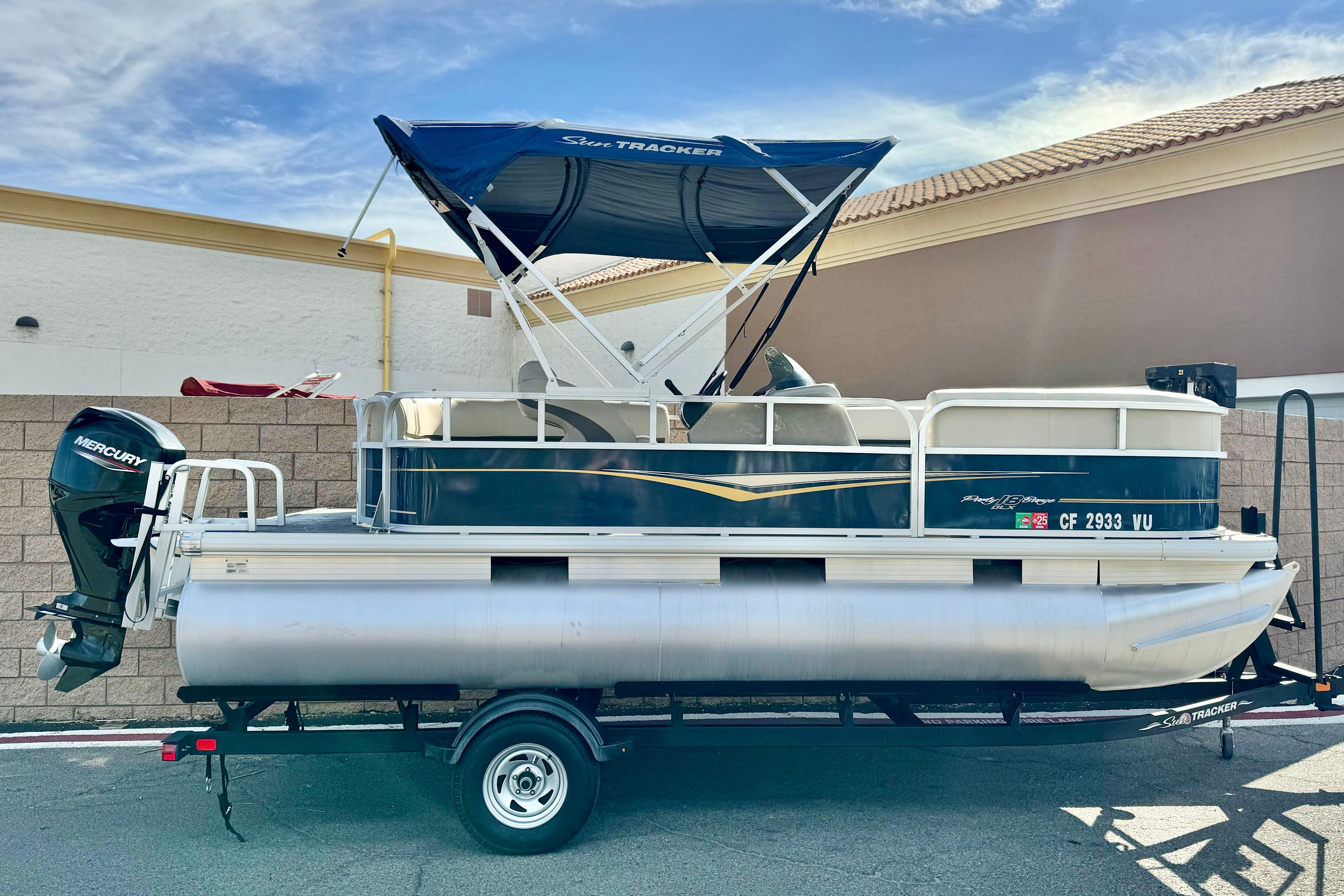 Sun Tracker Party Barge 18 DLX