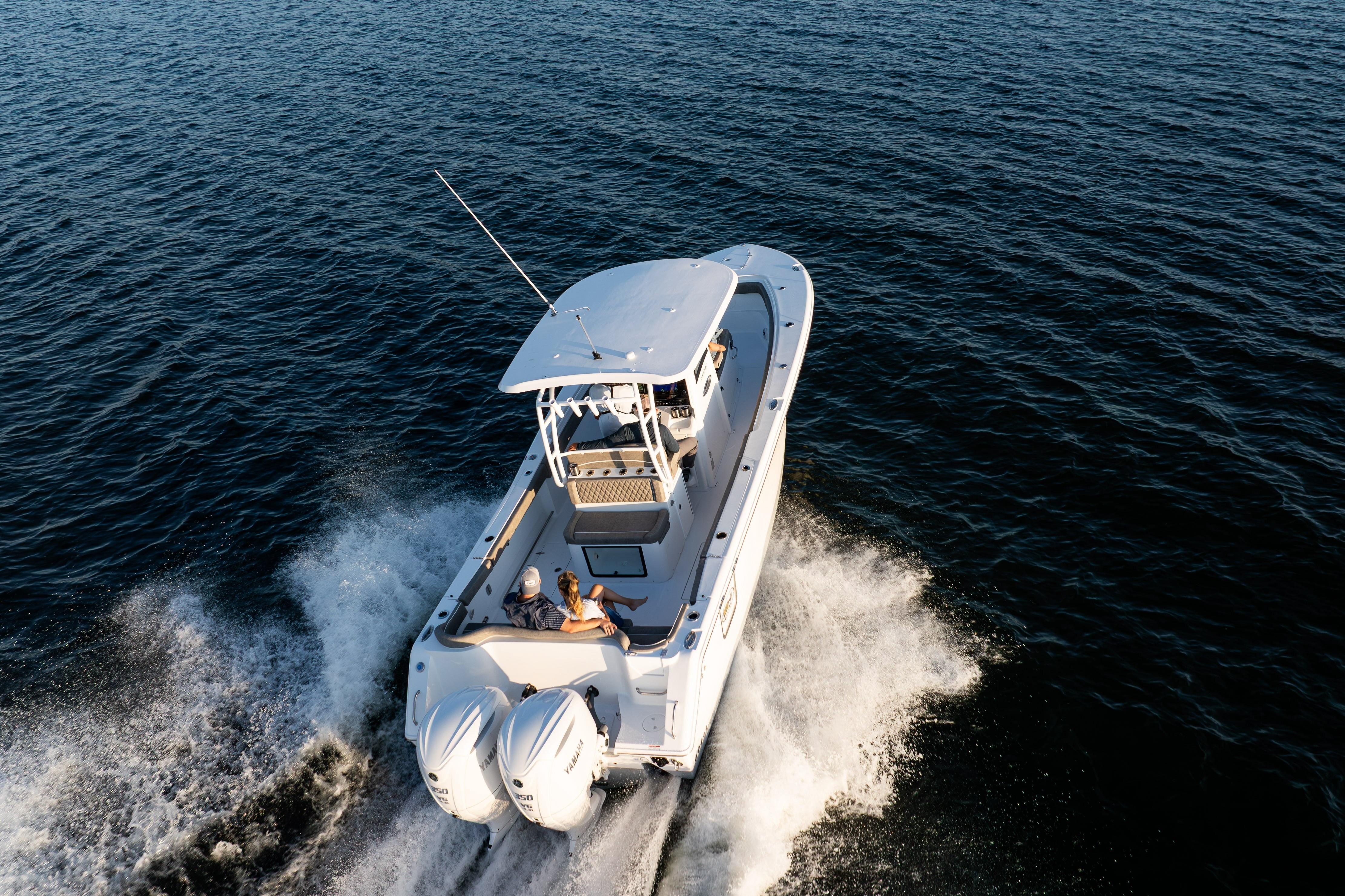 Sea Hunt Ultra 305 Coffin Box