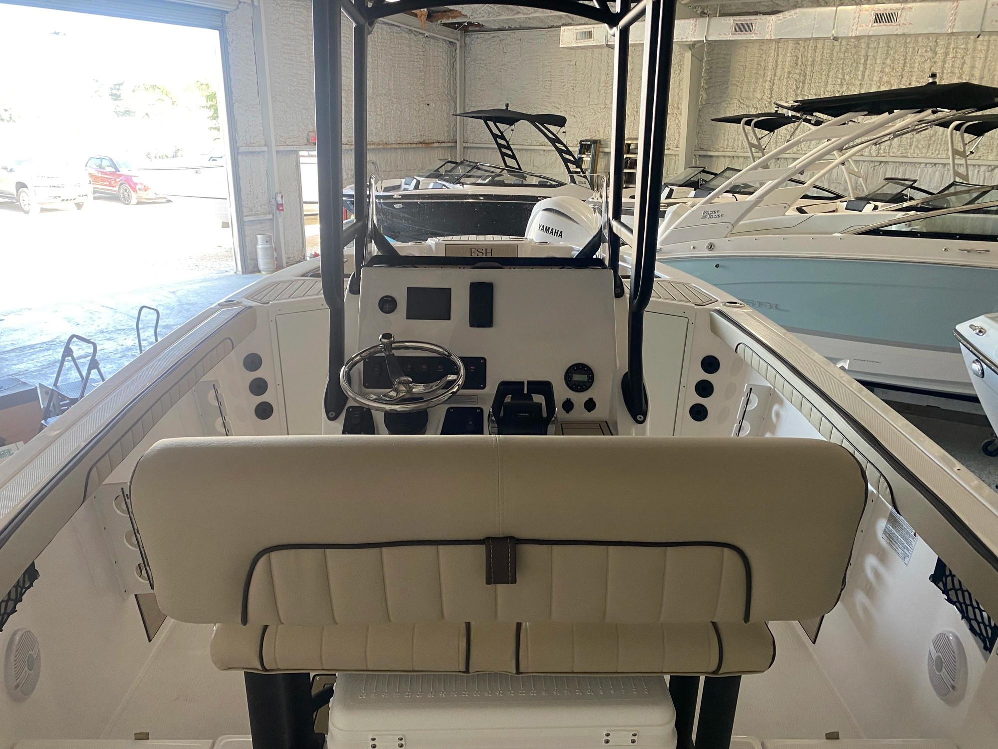 255 FSH Sport H Center Console Boats