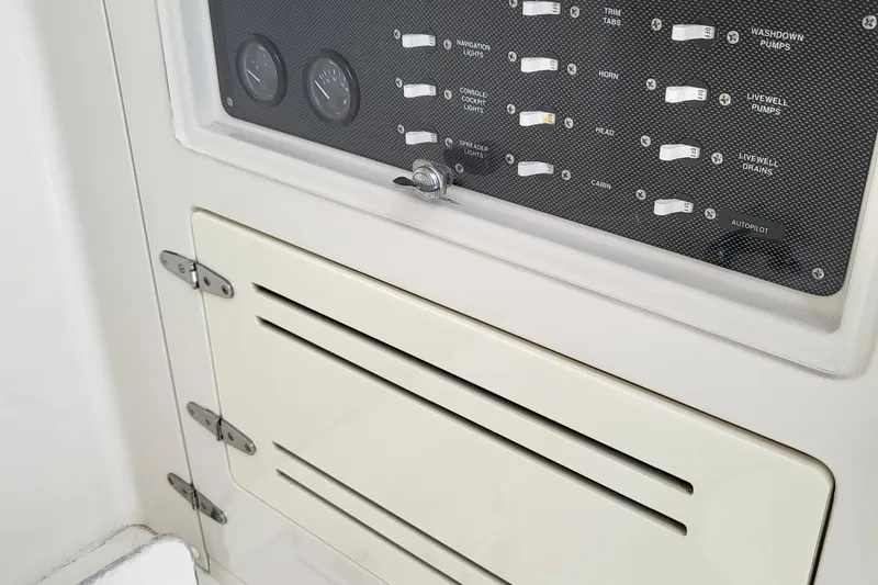 Karan Light Yacht Photos Pics Jupiter 31 Center Console 2004, control panel and hinged door.