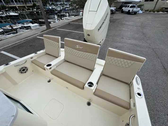  Yacht Photos Pics 2025 Scout 261 XSS boat seating area with beige cushioned seats and cup holders.