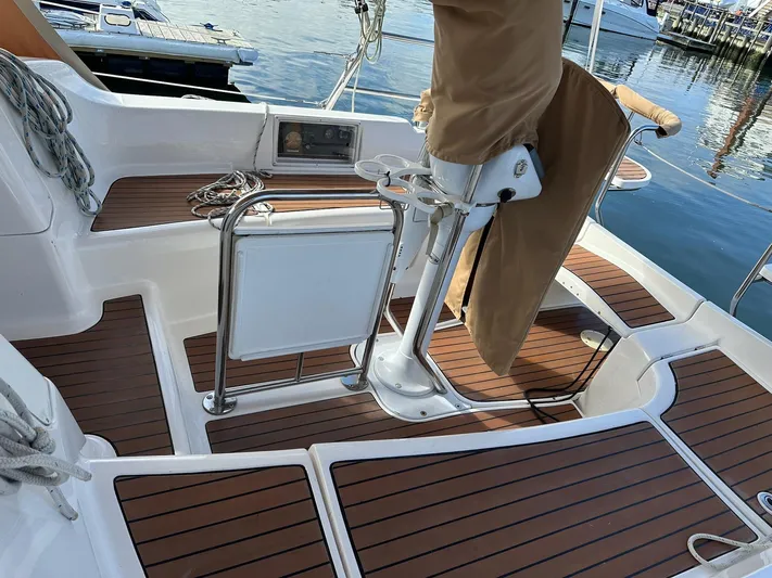  Yacht Photos Pics Hunter 38 sailboat cockpit, 2005 model, featuring teak flooring and a covered steering pedestal.