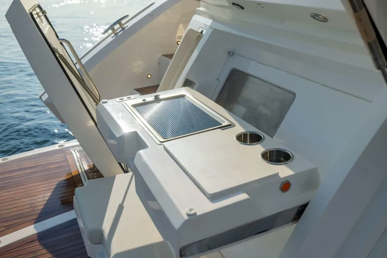  Yacht Photos Pics 2024 Sunseeker Manhattan 55 - Image 12