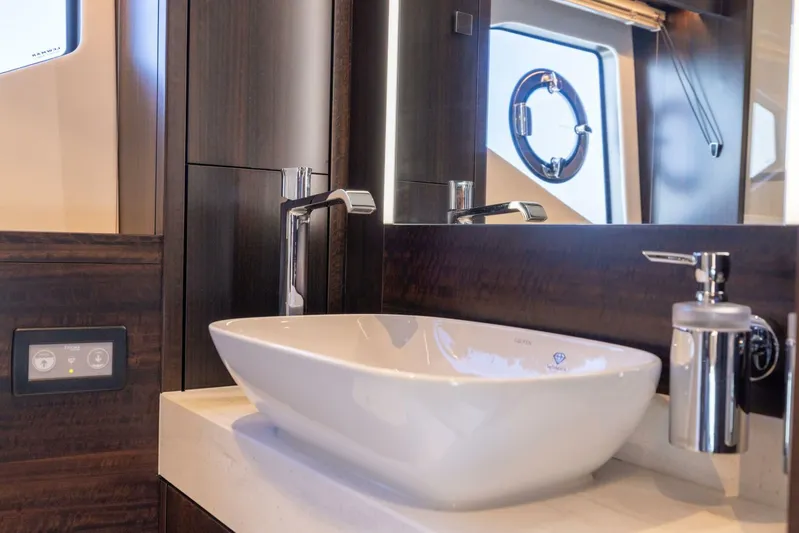  Yacht Photos Pics 2024 Sunseeker Manhattan 55 - Image 43