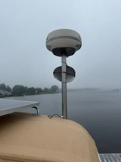 Jet Stream Yacht Photos Pics Radar equipment on a 2003 Wauquiez Centurion 45s yacht, docked on a foggy day.