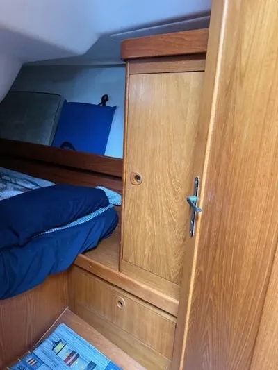 Jet Stream Yacht Photos Pics Interior of 2003 Wauquiez Centurion 45s yacht with wooden cabinetry and bedding.