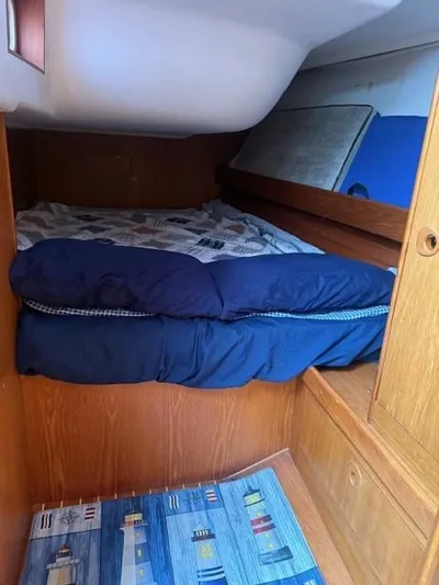 Jet Stream Yacht Photos Pics Cozy cabin interior of 2003 Wauquiez Centurion 45s sailboat with wooden finish and bedding.
