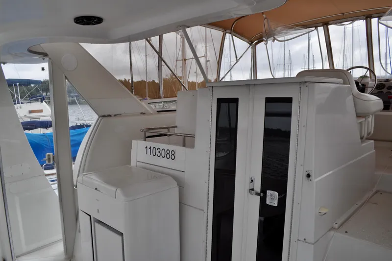 Sweet Freedom Yacht Photos Pics 1999 Carver 406 Aft Cabin Motor Yacht interior with helm and seating area.