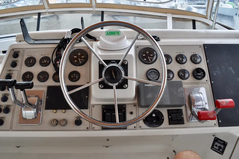 Sweet Freedom Yacht Photos Pics 1999 Carver 406 Aft Cabin Motor Yacht helm with steering wheel and control panel.