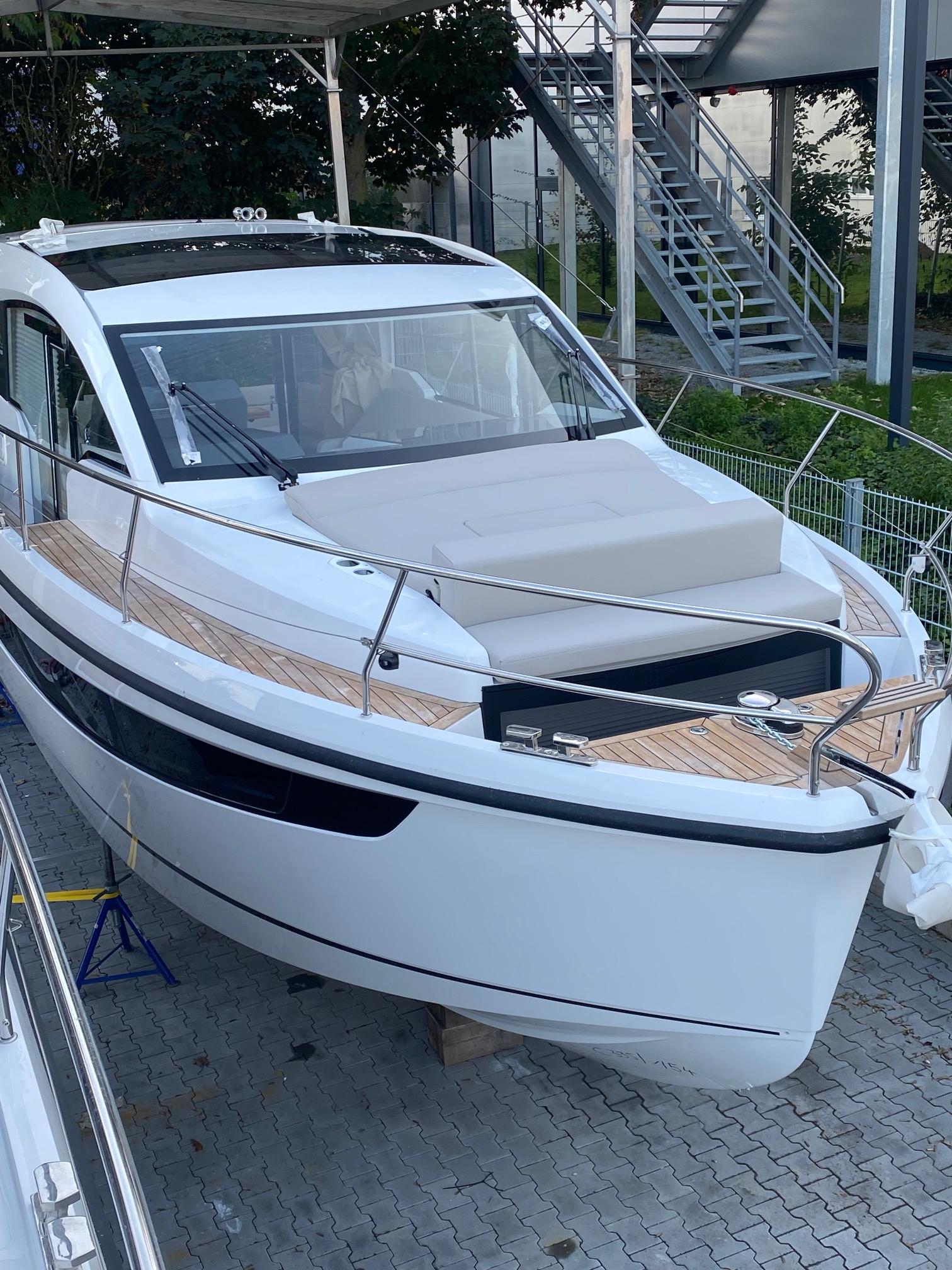 Sealine C330 | 2021 | 10m | Boatshop24