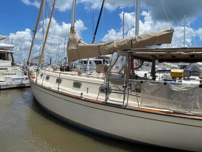 Island Pursuit Yacht Photos Pics 