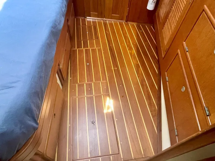 Island Pursuit Yacht Photos Pics 