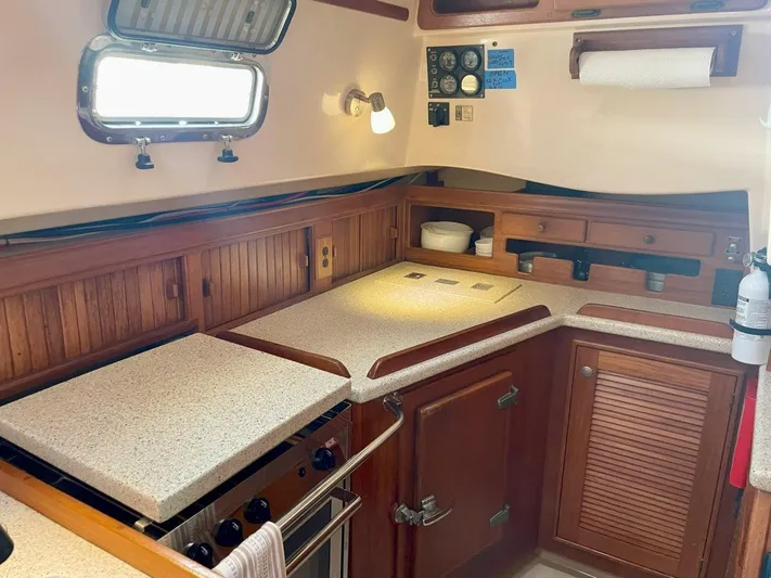 Island Pursuit Yacht Photos Pics 