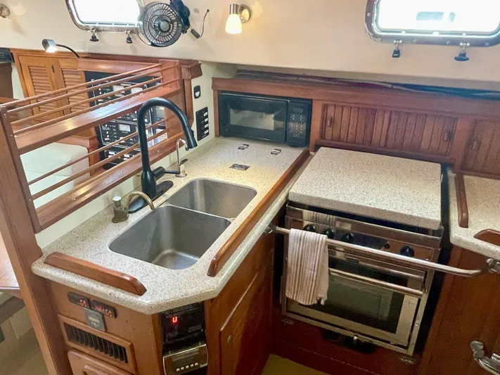 Island Pursuit Yacht Photos Pics 