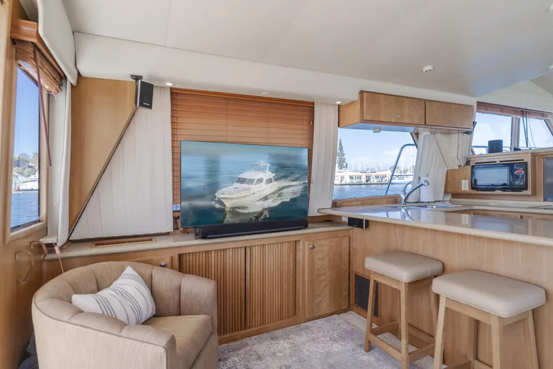Love Life Yacht Photos Pics Interior of 2007 Navigator Pilothouse yacht with modern furnishings and large windows.