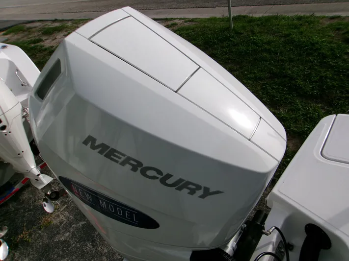  Yacht Photos Pics 2025 Monterey Elite 27 OB with Mercury outboard engine, showcasing sleek design and performance.