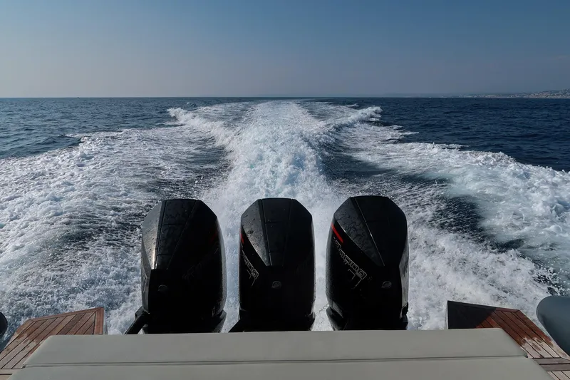  Yacht Photos Pics Pirelli 42 boat with triple engines cruising on open sea, 2023 model.