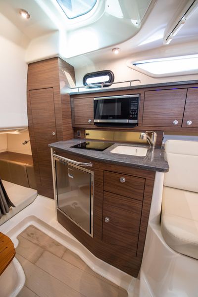 2020 Boston Whaler 325 Conquest