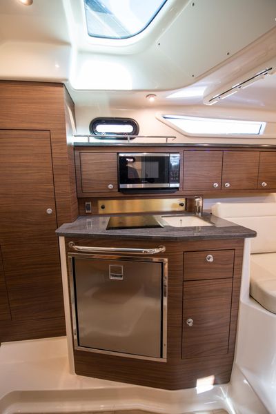 2020 Boston Whaler 325 Conquest