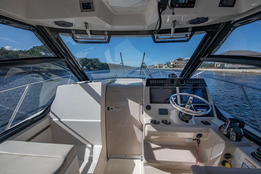 2020 Boston Whaler 325 Conquest