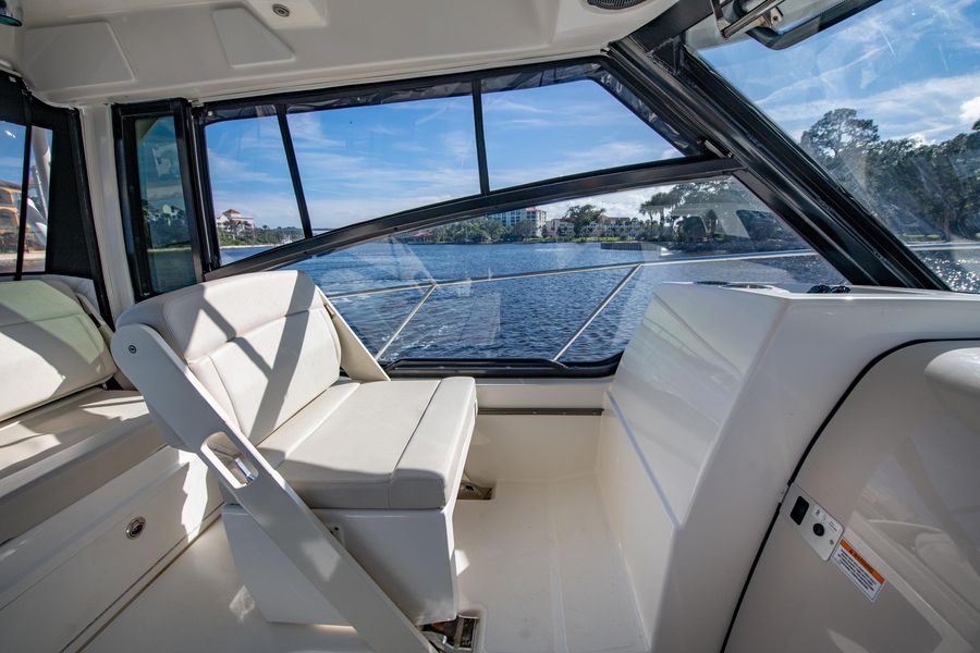 2020 Boston Whaler 325 Conquest