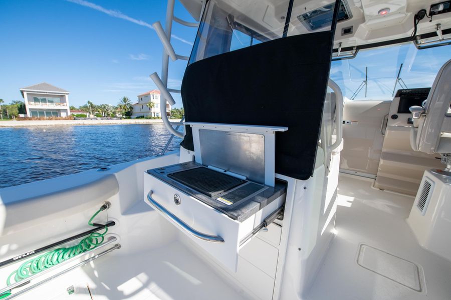 2020 Boston Whaler 325 Conquest