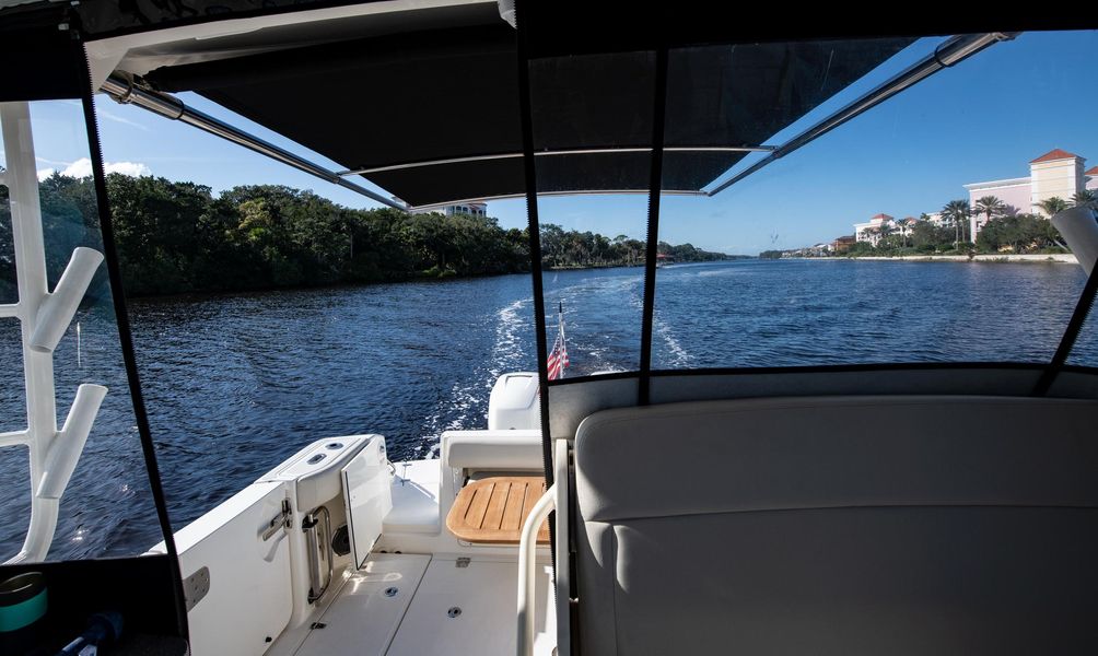 2020 Boston Whaler 325 Conquest