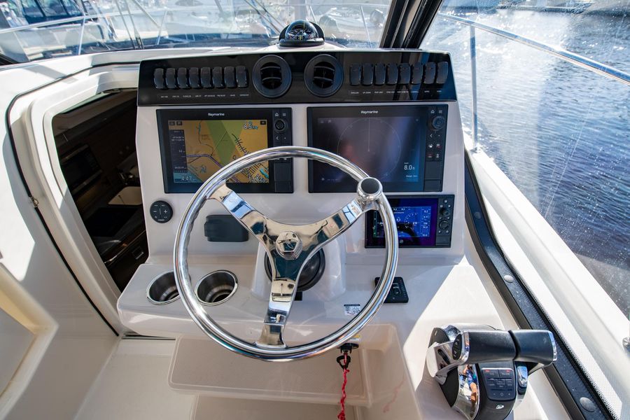 2020 Boston Whaler 325 Conquest